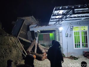 Gagal Nanjak, Truk Jumping Lalu Terguling Timpa Rumah Warga di Kulon Progo