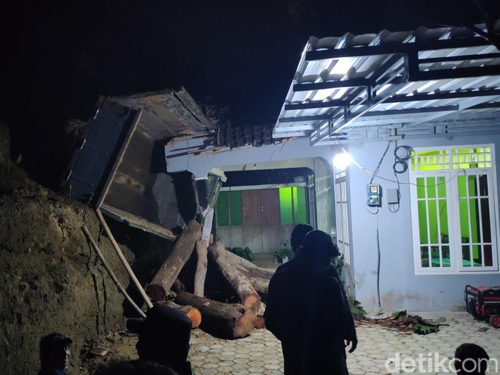 Truk muatan kayu jatuh menimpa atap rumah warga di tanjakan wilayah Kalurahan Giripurwo, Girimulyo, Kulon Progo, DIY, Jumat (1/11/2024) sore.