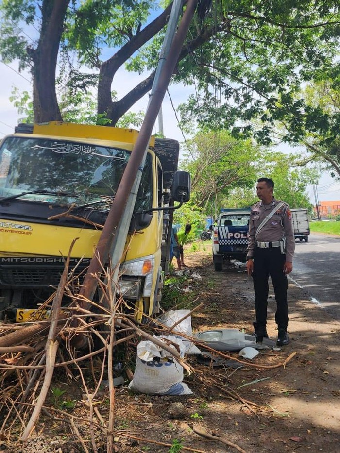Truk Oleng Tabrak Tiang Listrik, Pikap hingga Motor