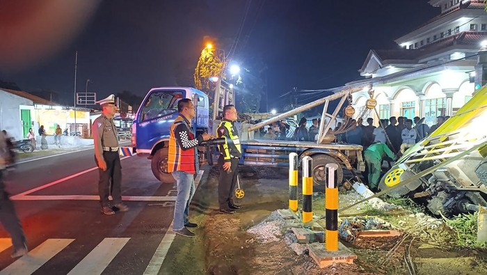 truk tabrak motor di Kota Mojokerto