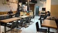 suasana hangat pengunjung di kedai kopi kongsi