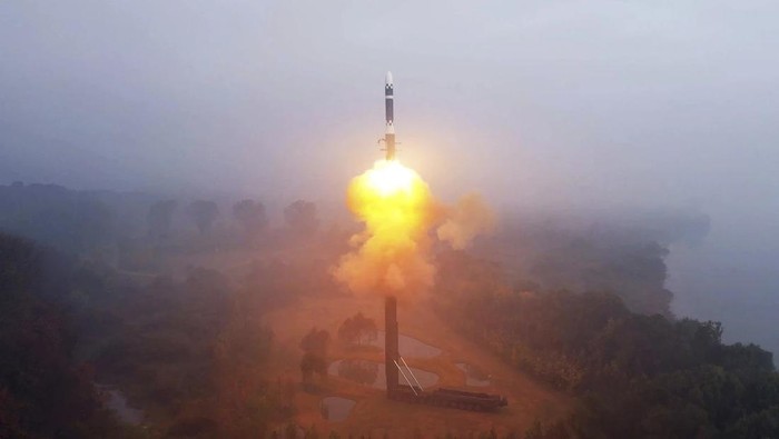 Uji coba peluncuran rudal balistik antarbenua, Hwasong-19, dari sebuah lokasi di wilayah Korut pada Kamis (31/10) waktu setempat. (Korean Central News Agency/Korea News Service via AP)