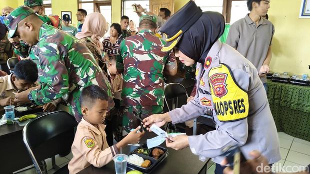 Ujicoba makan siang bergizi dan gratis di SLBN B Sumedang, Jumat (1/11/2024).