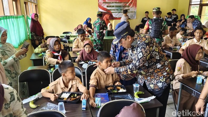 Ujicoba makan siang bergizi dan gratis di SLBN B Sumedang, Jumat (1/11/2024).