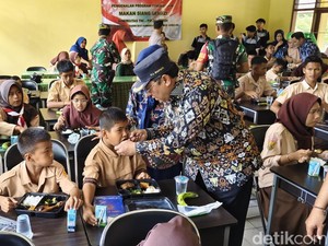 Saat Uji Coba Makan Siang Bergizi Gratis Sasar Siswa SLB di Sumedang