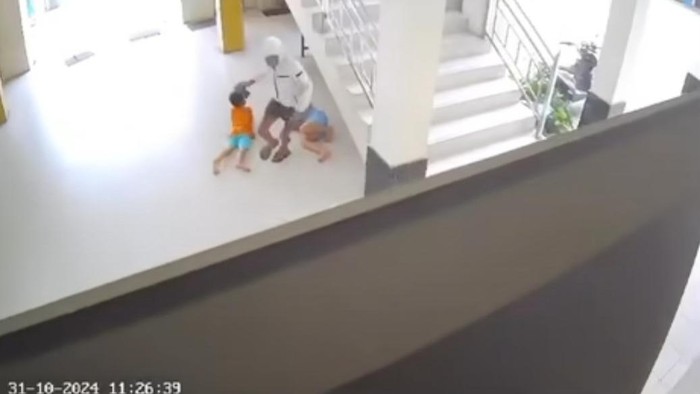 Viral bocah main HP di Masjid kawasan Cibinong kena jambret. (Dok. screenshot video viral)