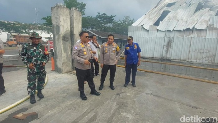 Wakapolda Jateng Brigjen Agus Suryo Nugroho mengecek kebakaran di pabrik mainan KIK Kendal, Jumat (1/11/2024).