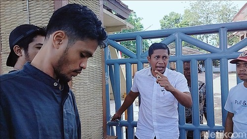 Warga menyegel kantor DPRD Dompu, Nusa Tenggara Barat (NTB), Jumat (1/11/2024) pagi. (Foto: Faruk/detikBali)