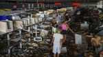 Warga Spanyol Kais Barang Supermarket yang Diterjang Banjir