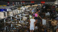 Kondisi salah satu supermarket di Valencia hancur terendam air berlumpur.