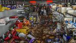 Warga Spanyol Kais Barang Supermarket yang Diterjang Banjir