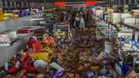 Seorang pria berjalan di dalam supermarket yang terkena banjir di Valencia, Spanyol, Kamis (31/10/2024).