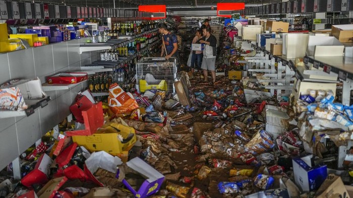 A man walks inside of a supermarket affected by the floods in Valencia, Spain, Thursday, Oct. 31, 2024. (AP Photo/Manu Fernandez)