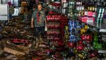 Warga Spanyol Kais Barang Supermarket yang Diterjang Banjir