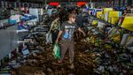 Warga Spanyol Kais Barang Supermarket yang Diterjang Banjir