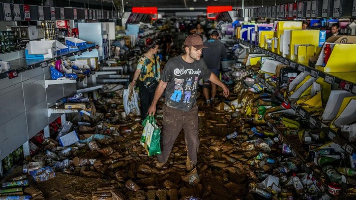 Warga Spanyol Kais Barang Supermarket yang Diterjang Banjir A man walks inside of a supermarket affected by the floods in Valencia, Spain, Thursday, Oct. 31, 2024. (AP Photo/Manu Fernandez)