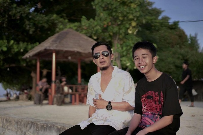 Wox Drummer Matta Band Wox berkacamata duduk bersama dengan Kaisar Akira Ayman.