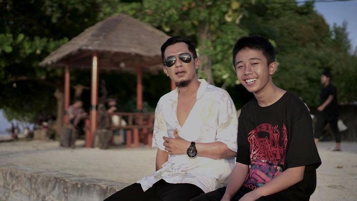 Wox berkacamata duduk bersama dengan Kaisar Akira Ayman.
