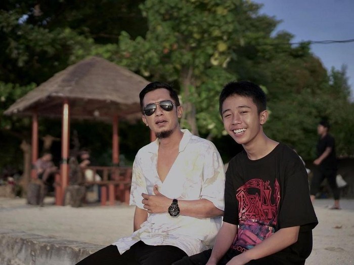 Wox Drummer Matta Band Wox berkacamata duduk bersama dengan Kaisar Akira Ayman.