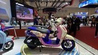 Kategori kedua Playful Twist, pemenangnya adalah Kurnia Afdillah. Dia menghadirkan tampilan Fazzio Hybrid yang out of the box dengan sentuhan imajinasi warna kosmik tanpa batas, tetapi tetap dengan harmoni warna yang elegan dan matching. Foto: Ridwan Arifin