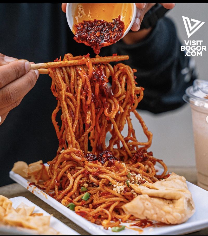 Yuk! Jajan 5 Mie Chili Oil di Bogor yang Pedas Nikmat