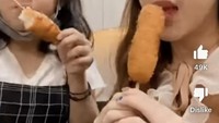 Ziva Magnolya dan Tiara Andini memang dikenal sebagai sahabat. Kedekatannya juga terlihat di momen menikmati corndog ini. Foto: Instagram @zivamagnolya