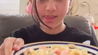 Selain kulineran, Ziva Magnolya juga pandai memasak. Ada momennya saat membuat spaghetti carbonara menggunakan jenis pasta fettuccine. Foto: Instagram @zivamagnolya