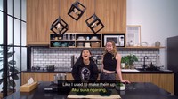 Terakhir ada keseruannya saat mengajak rekan duetnya asal Kanada, Stacey Ryan. Ia mengajarkan Stacey Ryan membuat mie instan favoritnya. Foto: Instagram @zivamagnolya