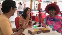 Ini adalah momen saat Ziva Magnolya satu project dengan komedian Andre Taulany dan Dede Sunandar. Mereka kompak makan bersama saat break. Foto: Instagram @zivamagnolya