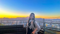Momen penyanyi kelahiran 14 Maret 2001 saat liburan di Korea juga tak kalah seru. Berpose dengan pemandangan dari atas ketinggian sambil menikmati minuman favorit. Foto: Instagram Ziva Magnolya