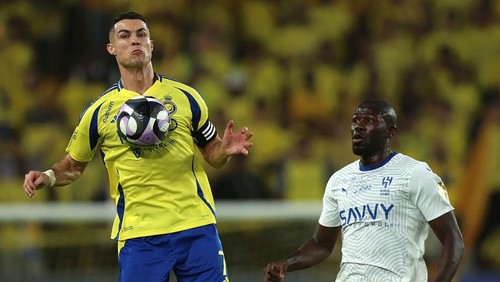 RIYADH, SAUDI ARABIA - NOVEMBER 01: Cristiano Ronaldo of Al Nassr jumps for the ball during the Saudi Pro League match between Al-Nassr v Al-Hilal at Al -Awwal Stadium on November 01, 2024 in Riyadh, Saudi Arabia. (Photo by Yasser Bakhsh/Getty Images)