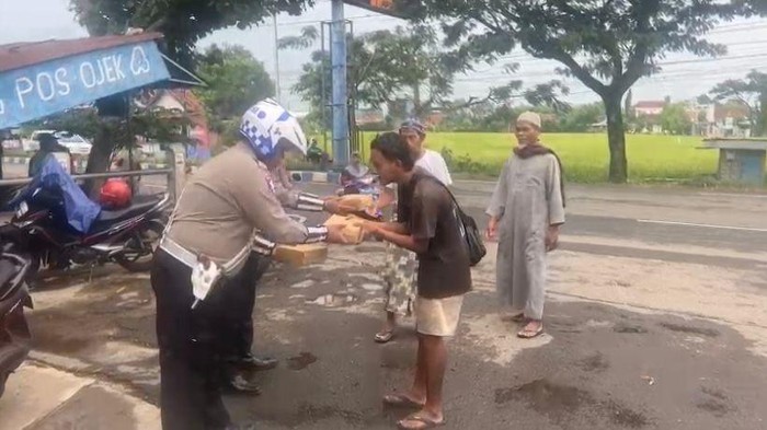 Aksi polantas Polres Ponorogo berbagi ke tukang ojek