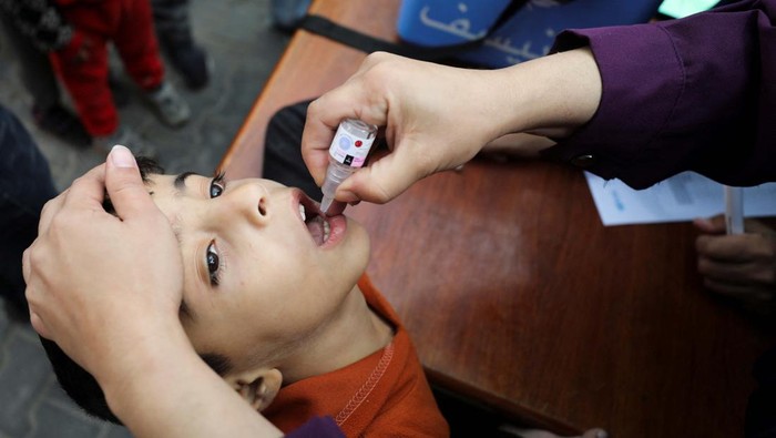 A Palestinian child is vaccinated against polio during the second round of a vaccination campaign, amid the Israel-Hamas conflict, in Gaza City, November 2, 2024. REUTERS/Dawoud Abu Alkas TPX IMAGES OF THE DAY