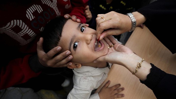 A Palestinian child is vaccinated against polio during the second round of a vaccination campaign, amid the Israel-Hamas conflict, in Gaza City, November 2, 2024. REUTERS/Dawoud Abu Alkas      TPX IMAGES OF THE DAY