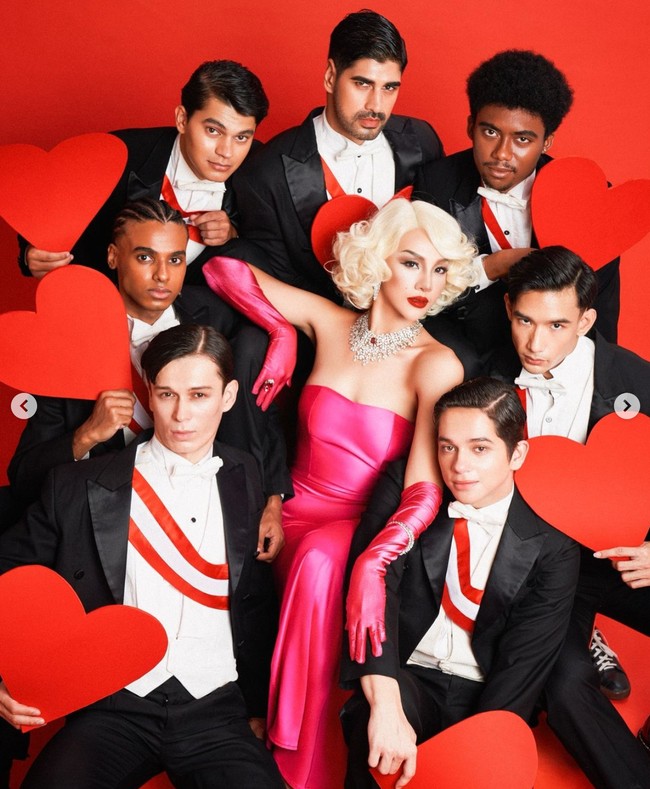 Dalam unggahannya di Instagram Anya tampak membandingkan fotonya dengan foto Marilyn Monroe yang asli. Totalitas, terlihat Anya yang juga berpose bersama para pria di sekelilingnya. Foto: Instagram/@anyageraldine