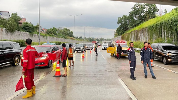 Arus lalu lintas di Tol Cinere-Serpong Km 35.200-A mengalami kemacetan. Kemacetan terjadi disebabkan terjadinya tanggul jalan tol yang jebol. (dok NTMC Polri)