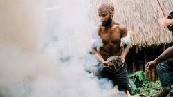 Bakar Batu Tradisi Penting Suku Dani Lembah Baliem Bakar Batu Tradisi Penting Suku Dani Lembah Baliem