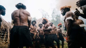 Gerakan tari yang menghentak menunjukkan kebersamaan dan kegembiraan. Keterlibatan penonton dalam pertunjukan ini memberikan pengalaman yang lebih mendalam.