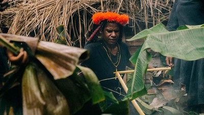 Bakar Batu Tradisi Penting Suku Dani Lembah Baliem