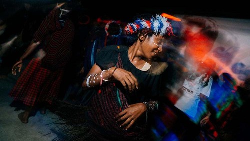 Indonesia Art Movement mempersembahkan pagelaran bertajuk Bakar Batu. Pertunjukan ini diadaptasi dari tradisi penting suku Dani Lembah Baliem.