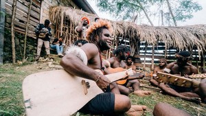 Tradisi bakar batu sejatinya merupakan metode memasak makanan dengan tiga tahapan utama, yaitu persiapan, memasak daging dan ubi, serta makan bersama. Proses memasak ini dilakukan dengan koreografi yang indah dan musik tradisional yang menghentak.