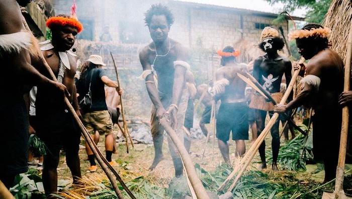 Indonesia Art Movement mempersembahkan pagelaran bertajuk Bakar Batu. Pertunjukan ini diadaptasi dari tradisi penting suku Dani Lembah Baliem.