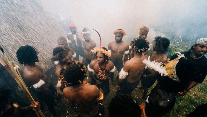 Indonesia Art Movement mempersembahkan pagelaran bertajuk Bakar Batu. Pertunjukan ini diadaptasi dari tradisi penting suku Dani Lembah Baliem.