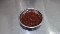 Ciri khas lainnya terdapat pada racikan sambalnya. Bukan sekadar chili oil, melainkan sambal yang pedas dan manis disajikan di sini. Foto: detikcom/Diah Afrilian