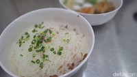 Selain kwetiau, bihunnya juga layak untuk dicoba. Dasarnya bihun akan diracik dengan minyak bawang putih yang memberikan aroma harum sejak saat disajikan di atas meja. Foto: detikcom/Diah Afrilian