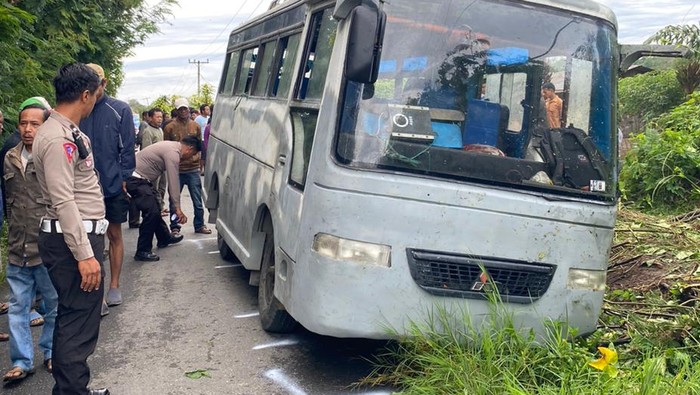 Bus pengangkut anak sekolah terbalik di Taput