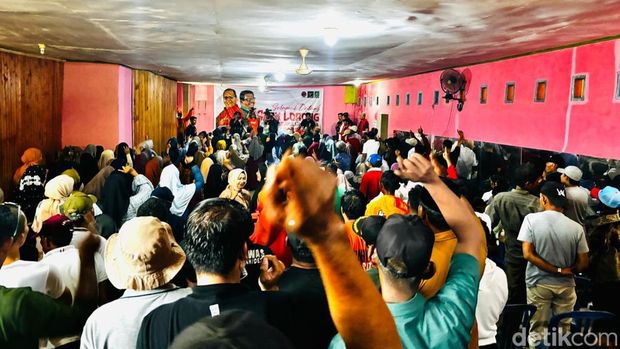 Danny Pomanto mendengarkan keluhan warga di Kecamatan Suli, Kabupaten Luwu, Sulawesi Selatan (Sulsel).