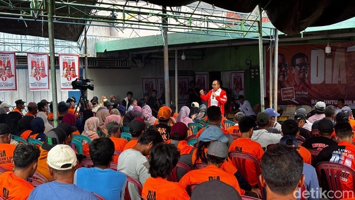 Cagub Sulsel Nomor Urut 1 Danny Pomanto menemui pendukungnya di Larompong, Kabupaten Luwu, Sulawesi Selatan.