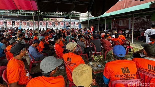 Cagub Sulsel Nomor Urut 1 Danny Pomanto menemui pendukungnya di Larompong, Kabuparen Luwu, Sulsel.