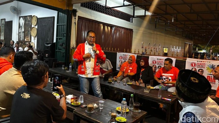 Danny Pomanto saat melakukan diskusi bareng Pemuda Ansor di Kota Palopo.